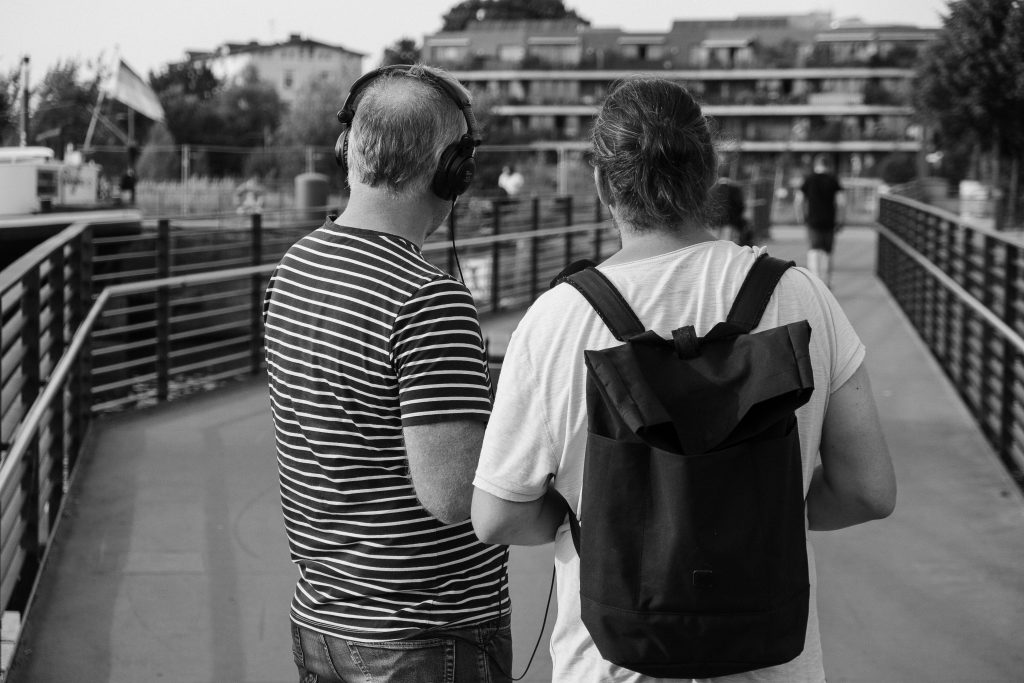 Paul und Christoph von hinten su sehen - schauen auf die Brücke im Binnenhafen
