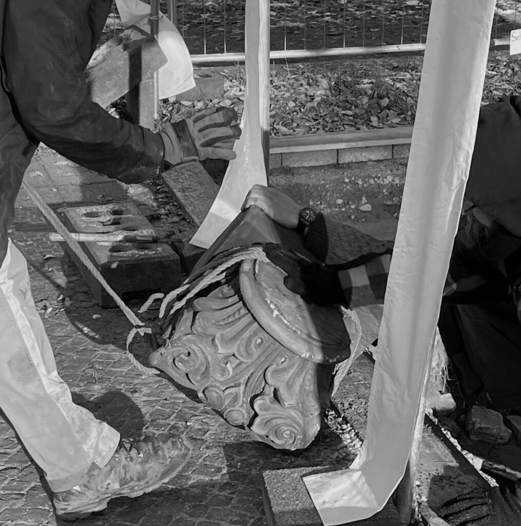 Bergung eines Pilasterkapitells aus rotem Sandstein